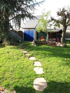 un camino de paso en un patio con una casa en Les Mouettes 1 gite ou 4 chambres d hote, jardin ,bords de Loire, en La Bohalle