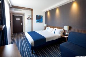 A bed or beds in a room at Holiday Inn Express Montpellier - Odysseum, an IHG Hotel