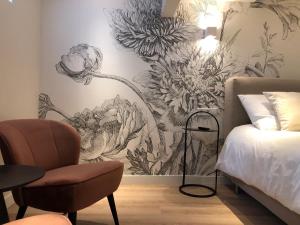 a bedroom with a drawing of flowers on the wall at Stadsdromer in Middelburg