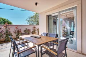 una mesa de madera y sillas en un patio en Casa Santa Maria Vacation House, en Mali Lošinj