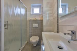 Koupelna v ubytování Apartments Nešić Peroj