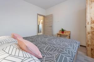 Postel nebo postele na pokoji v ubytování Apartments Nešić Peroj