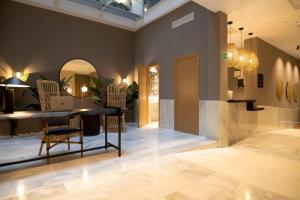 a dining room with a table and chairs at Goodnight Cádiz Apartments in Cádiz