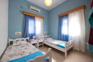 Tempat tidur dalam kamar di Eirinis house with amazing view in Masouri Kalymnos