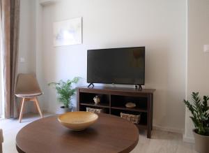 Televízia a/alebo spoločenská miestnosť v ubytovaní Porto Plaza City Center Apartment AC/Wifi