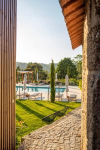 vista para uma piscina a partir de um edifício em Peso Village em Amarante