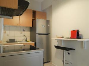 Kuchyňa alebo kuchynka v ubytovaní Porto Plaza City Center Apartment AC/Wifi