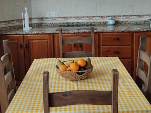 uma taça de fruta numa mesa numa cozinha em Apartamentos Bolonia - M a n u e l a em Bolonia