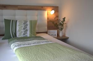 Säng eller sängar i ett rum på Haus Alpengruß