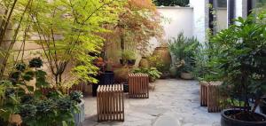 - un jardin avec un bouquet de plantes et des chaises en bois dans l'établissement oYo, à Courtrai