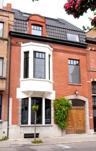 a red brick house with a white trim at oYo in Kortrijk