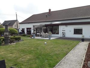 uma casa com um quintal com uma bola de futebol na relva em 't Hof van Cremers em Geraardsbergen