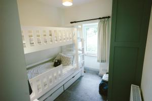 Katil dua tingkat atau katil-katil dua tingkat dalam bilik di Our Holiday House Yorkshire, Ingleton - children and doggy friendly