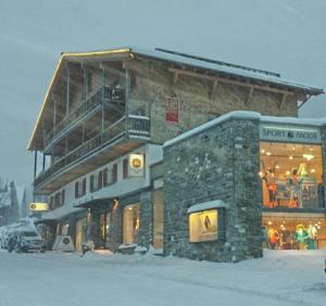 um grande edifício com uma varanda na neve em Biotel Bertel Naturappartements em Brand