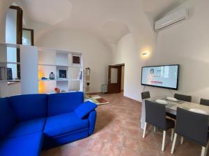 a living room with a blue couch and a table at Appartamento Corte nel Grano in Rovereto