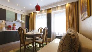 comedor y cocina con mesa y sillas en AntoniasLuxApart Free Parking, en Riga