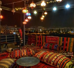 Habitación con 2 camas y vistas a la ciudad. en The Kayseri Loft Hotel en Kayseri