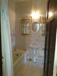uma casa de banho branca com uma banheira e um lavatório em Estancia las Mercedes em Eldorado