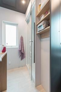 Łazienka z prysznicem i szklanymi drzwiami w obiekcie Bootsmann w mieście Breiholz