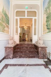 un vestíbulo vacío con una escalera y una pintura en la pared en Guesthouse Mirabel en Brujas