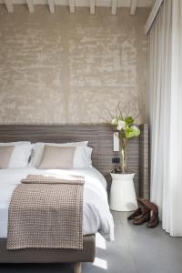 A bed or beds in a room at Hotel & Resort Le Colombare