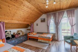 een slaapkamer met 2 bedden en 2 knuffelberen bij Gemenc Vendégház in Hercegszántó