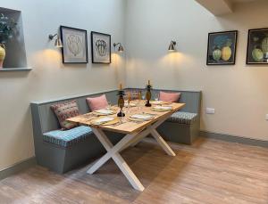 uma sala de jantar com mesa e cadeiras em Rectory Farm Barn em Grantham