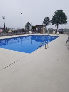 Bazén v ubytování Hotel Pigeon Forge nebo v jeho okolí