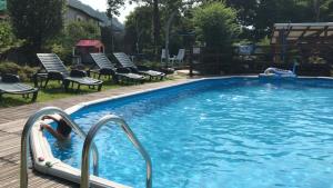 una piscina con sillas y un montón en B&B Casa Del Viandante en Colico