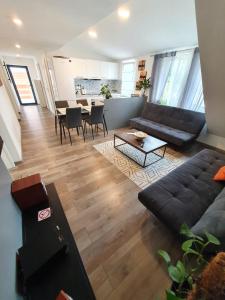 uma sala de estar com um sofá e uma mesa em Good times apartmán & wellness em Žilina