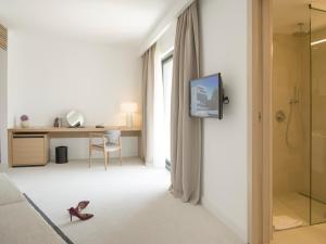Televízia a/alebo spoločenská miestnosť v ubytovaní Hotel Kompas