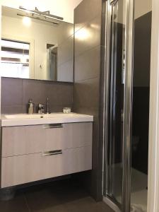 a bathroom with a sink and a shower at La Gianchina di Vernazza - Central Cozy Apt Wi-Fi in Vernazza