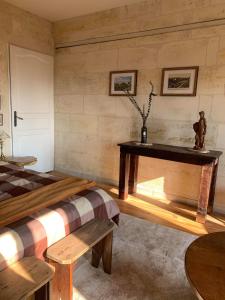una camera con letto, tavolo e panche di Chambre Vigne, piscine spa fitness a Le Gabaron