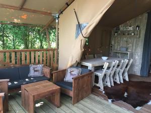 porche con hamaca, mesa y sillas en AZUR Camping Wertheim, en Wertheim