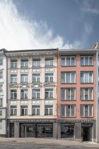 um grande edifício de apartamentos com muitas janelas em Boutique Hotel St. Georg em Einsiedeln