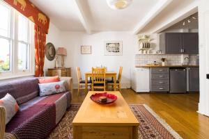 sala de estar con sofá y mesa en Spacious, Light-Filled 2 Bedroom Apartment en Londres
