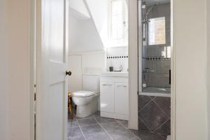 Et badeværelse på Spacious, Light-Filled 2 Bedroom Apartment
