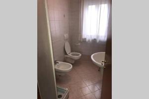 A bathroom at Al Mare apartment Még 5 kép