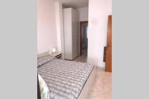 ein Schlafzimmer mit einem Bett und einer offenen Tür in der Unterkunft Al Mare apartment in Chioggia
