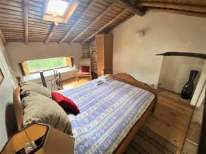 Schlafzimmer mit einem Bett und einem Fenster in der Unterkunft Monte das Cascatas in Marvão