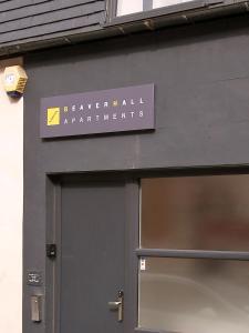un panneau sur le côté d'un bâtiment dans l'établissement Beaverhall Apartments, à Édimbourg