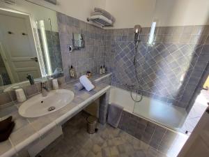 Ванная комната в Hôtel les Bouis - Vue mer