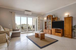 TV a/nebo společenská místnost v ubytování Apartamentos Antunes