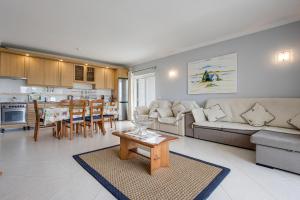 Kuchyň nebo kuchyňský kout v ubytování Apartamentos Antunes