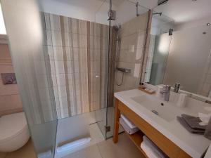 Ванная комната в Hôtel les Bouis - Vue mer