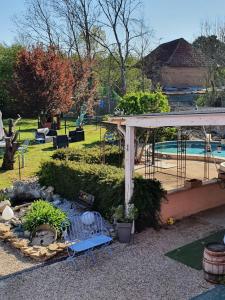 Bazén v ubytování Le Clos des Meix nebo v jeho okolí + 27 fotografií