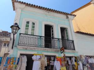 a building with a balcony and clothes on display at Carnaval Inn Salvador in Salvador
