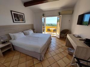 Кровать или кровати в номере Hôtel les Bouis - Vue mer