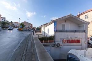 una calle con un edificio al lado de una carretera en Holiday Home Beata, en Trogir
