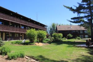 un gran edificio con un patio delante en Spring Lake Resort en Dwight